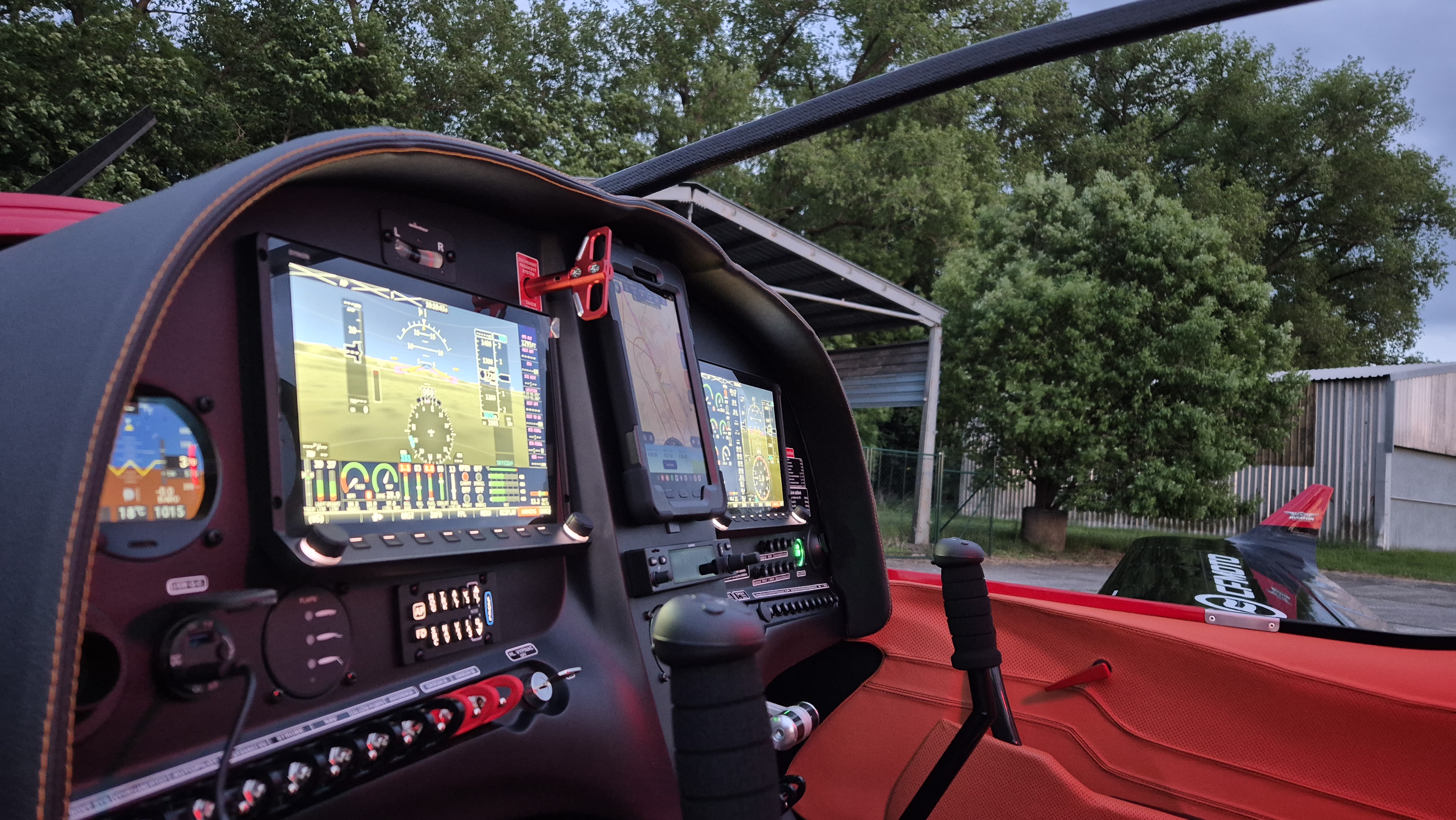 Glass cockpit · digitální přístrojovka